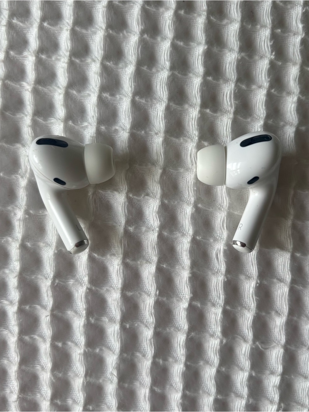 AirPods Pro (1st Gen) with MagSafe Charging Case - Picture 8 of 10